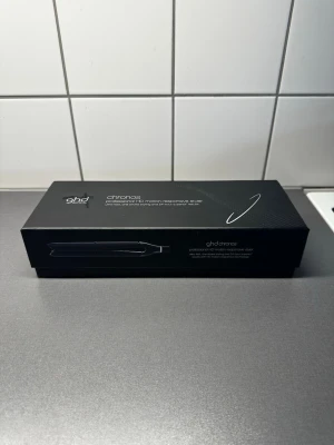 GHD Chronos plattång svart - Säljer en svart ghd Chronos plattång med HD motion-responsiv teknologi. Plattången har en stilren design och levereras i originalförpackning. Perfekt för att styla håret snabbt och smidigt med professionellt resultat.