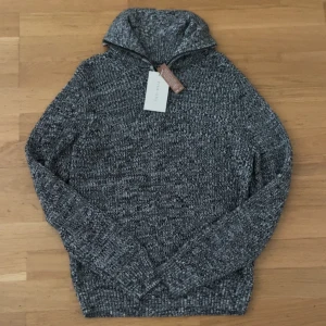 Halfzip pier one - Helt ny pier one halfzip i storlek M. Aldrig använd ute. Hör av dig vid minsta fundering!