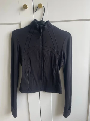 Svart lululemon Define jacket  - Svart cropped lululemon Define jacket i storlek 4. Använd fåtal gånger så därför mycket bra skick! Lappen baktill har åkt av men jag har sparat den.🖤