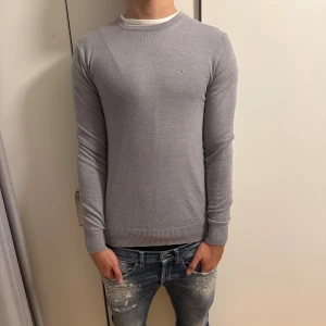 J. Lindeberg merinoull tröja - Säljer min J. Lindeberg merinoull tröja som sitter slim fit och är stilren för hösten nu, storlek s , nyskick använd max 5 gånger, nypris-1300 mitt pris-299