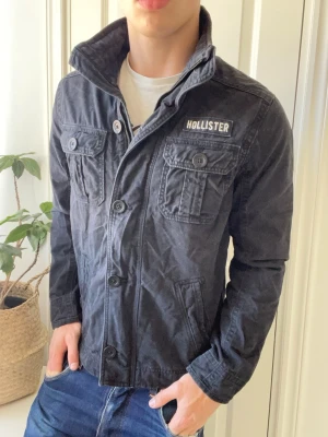 Hollister jeansjacka / fieldjacket  - Hollister jeansjacka / fieldjacket - inte fordrad. Inga defekter! Modellen i bilderna är 180 cm 75 kg och bär Storlek S , Kom med frågor! 🌟 (Kan gå ned i pris vid köp av paket 😉) 