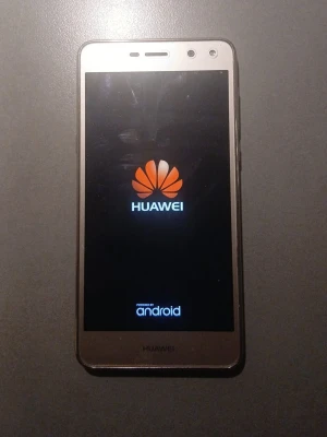 Huawei Android smartphone guld - Huawei Android-telefon i snygg guldig färg med rundade kanter och en stilren design. Baksidan har en texturerad yta för bättre grepp och en enkel kamera med LED-blixt. Perfekt för dig som vill ha en pålitlig och stilren mobil.