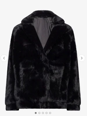 2ND Karen-fur feeling - Fick den i födelsedagspresent men har aldrig använt den, lappen sitter fortfarande kvar. Slutsåld och nypris är 450€. 