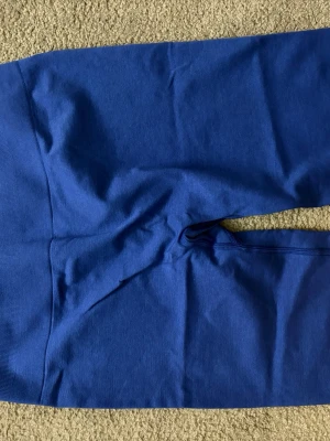 Blå seamless leggings från Relode - Snygga blå seamless leggings från Relode med hög midja och bred resår. Tillverkade i stretchigt material som sitter skönt och formar sig efter kroppen. Perfekta för gymmet eller annan träning. Diskret scrunch-detalj bak för extra passform.