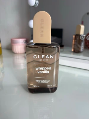 Clean whipped vanilla  - Helt ny oanvänd bodymist som är till hår och kropp , säljer den då jag beställt fel doft. 236 ml 