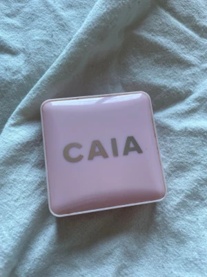 CAIA blush  - Säljer ett CAIA blush i en söt ljusrosa dosa med spegel. Den e använd och sönder. Den ser MYCKET använd ut men den är ej överdrivet använd, den gick sönder så använder den ej längre. Mycket produkt kvar 
