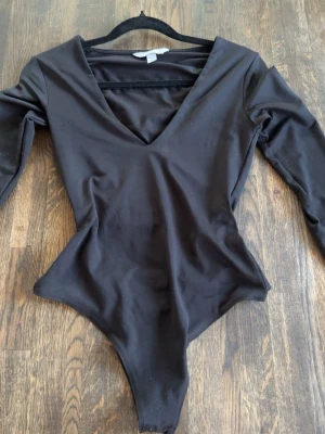 V-ringad body  - Jätte fin v- ringad svart body från hm. Lite nopprig men går att få bort med noppringbortagning.💗