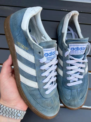 Adidas spezial ljusblå - Säljer dessa sjukt snygga adidas spezial sneakers. Släpper de för endast 550kr for the people✌️ size 44,5. Skick 5,5/10. Skriv vid frågor💯