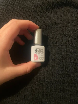 Depend Gel iQ UV/LED nagellack rosa - Depend Gel iQ är ett UV/LED-härdat nagellack i en snygg rosa nyans. Kommer i en liten flaska med silverfärgat lock. Perfekt för dig som vill ha hållbara och glansiga naglar med salongskänsla hemma. Testad en gång 