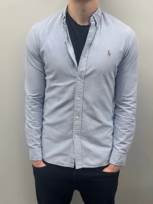 Ralph Lauren skjorta - Fint skick, inga defekter | modellen är 185 cm lång och väger ca 78 kg och den är lite för tajt | Slimfit storlek S