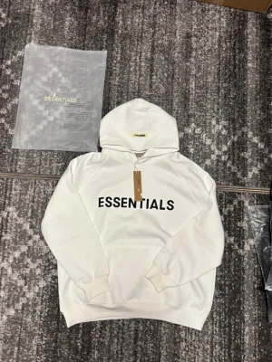 Vit essentials hoodie - Helt ny vit essentials hoodie i storlek S, skön o snygg hoodie, inget o klaga över 