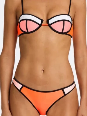 TRIANGL 2016 Bikini - ALDRIG ANVÄND!! Snygg bikini i orange, rosa och vit med svarta kontrastkanter. Överdelen har bygel och tunna axelband, medan underdelen har en sportig passform. Bikinin kommer även med en ”ryggsäck” Säljer då överdelen tyvärr inte passade💔