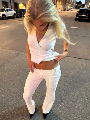 Vita spetsjeans med gulddetaljer  - Jättesnygga spets kostymbyxor från lange vivant, säljs då de tyvärr är för stora på mig. Endast använda en gång och kan bytas mot ett par i xs och eventuellt xxs. Innerbenslängden är 80cm☺️