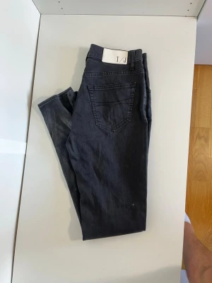 Svarta jeans från Tiger of Sweden - Snygga svarta jeans från Tiger of Sweden med klassisk femficksdesign och raka ben. Hör gärna av dig vid frågor!