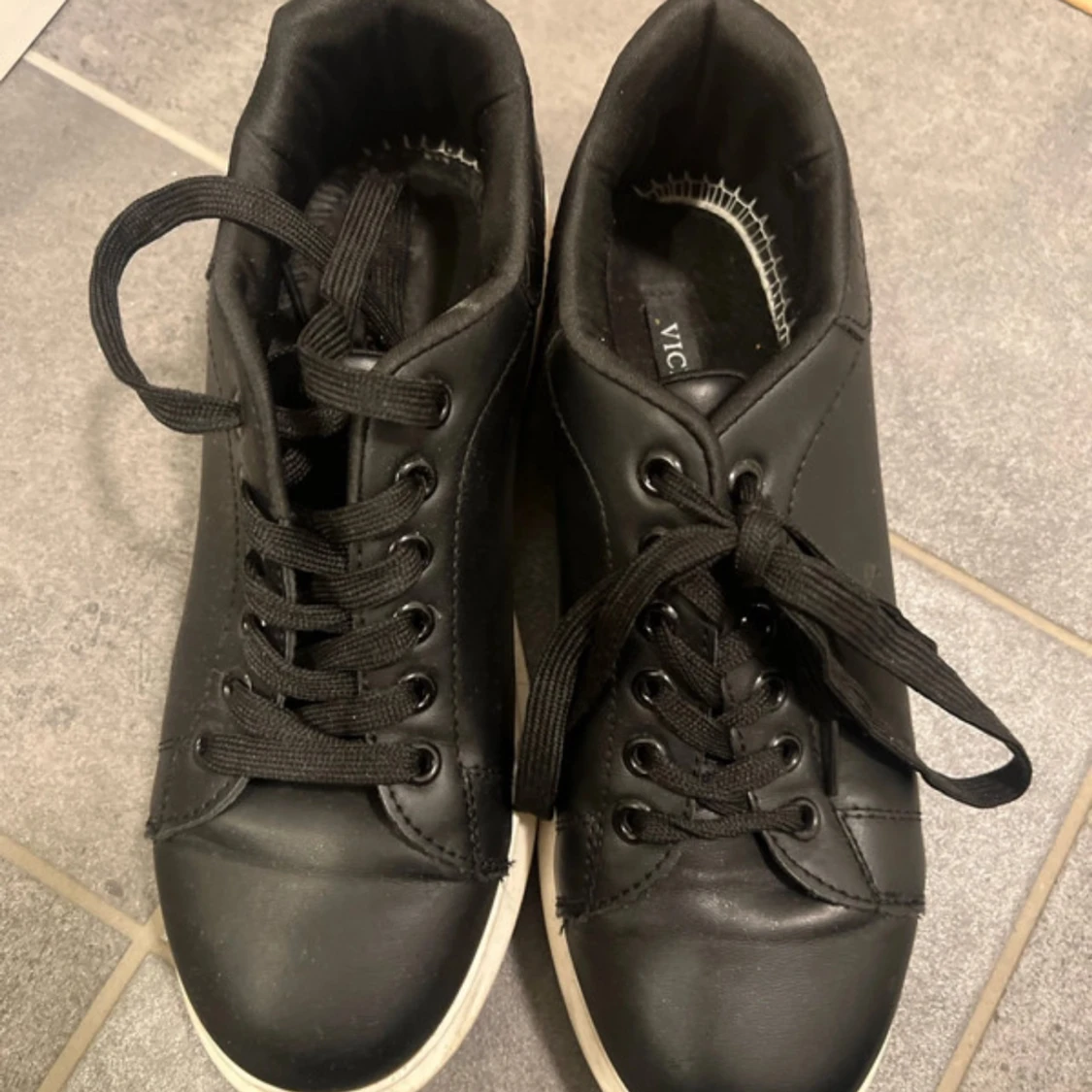 Svarta sneakers från Vices med platåsula - 2