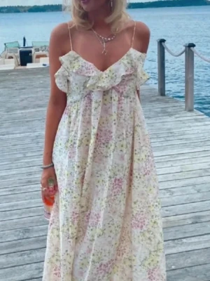 Midsommar/sommarklänning - Populär sommarklänning helt slutsåld på H&M!!💕 jag köpte den för 500 på Vinted. Finns inga tecken på användning. Skriv om ni har frågor