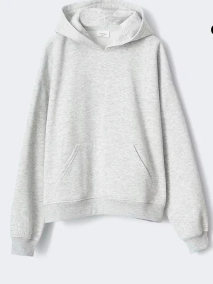 Ljusgrå hoodie med huva - En stilren ljusgrå hoodie från Arket i mjuk bomullsblandning. Klassisk passform med huva och känguruficka framtill. Ribbstickade muddar vid ärmslut och nederkant. Perfekt för en avslappnad och trendig look.
