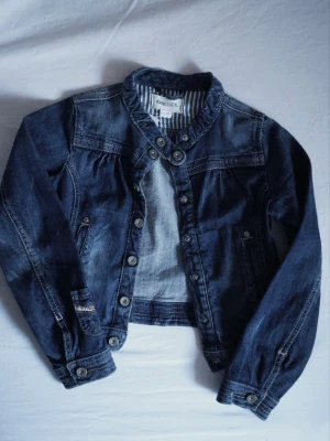 Mörkblå jeansjacka från Diesel - Mörkblå jeansjacka från det italienska märket Diesel. Size 6 motsvarar ca 116/122 i svenska storlekar, barnstorlek. Perfekt till våren