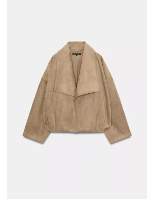 Beige mockajacka med bred krage - Säljer en beige mockajacka från Zara med bred, avslappnad krage och loose passform. Jackan har långa ärmar och en minimalistisk design utan synliga knappar eller dragkedja. Perfekt för dig som gillar stilrena och trendiga plagg.