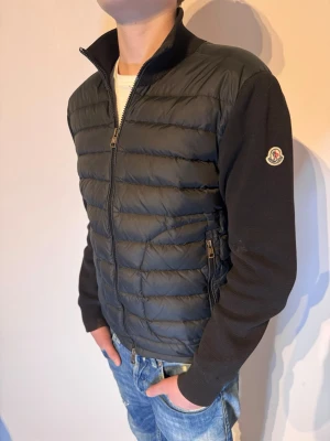 Moncler Cardigan Jacka - | Skick: 8/10 | Färg: Svart | Modell: 172cm 58kg | Vad inkluderas: Enbart Jackan | Nypris: 10 999kr |