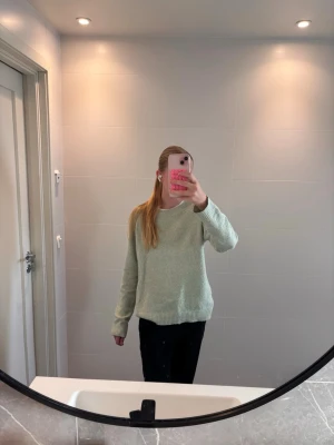 Ljusgrön stickad tröja - Säljer en super söt stickad tröja från Vero Moda, som jag inte får användning av🌸