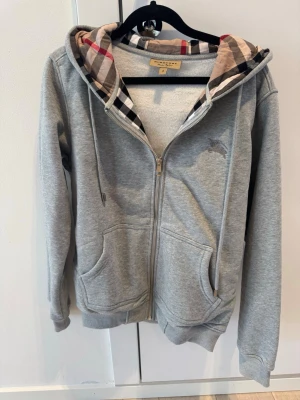 Burberry ”signature” hoodie - Mycket eftertraktad Burberry hoodie i storlek S. Kom vid funderingar