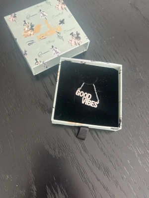 Ioaku halsband  - Jätte jättesnyggt halsband från IOAKU i silverfärgad rostfri metall med texten 'GOOD VIBES'. Jättegullig!!!