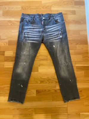 Dsquared2 - Jeans i jättebra skick, har knappast använt de. Pris kan diskuteras.