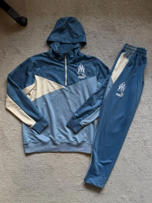 Marseille Tracksuit  - Fräsch och sällsynt Marseille tracksuit, perfekt till sommaren. Storlek L, för mer bilder eller frågor är det bara att skriva! 