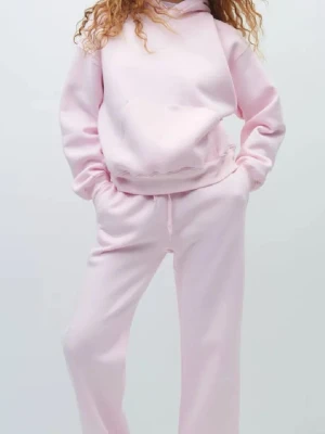 Ljusrosa mjukisset med hoodie - Supermysigt loungewear-set i ljusrosa med hoodie och matchande byxor. Hoodien har magficka och dragsko, byxorna har resår i midjan. Perfekt för chill dagar hemma. Mjuk bomullsblandning som känns skön mot huden.