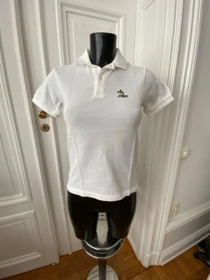 Lacoste pikétröja  - Vit piketröja.Storlek 12 år152 cm