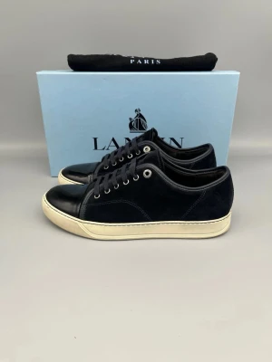 Lanvin Skor Mörkblå Mocka Blank Tå - • The shoes have been gently used and are in very good condition  • Size: EU41 / UK7 (fits like 42)  • Color: Navy  • Retail price: 5000 SEK / 450€  • Box & dustbag included