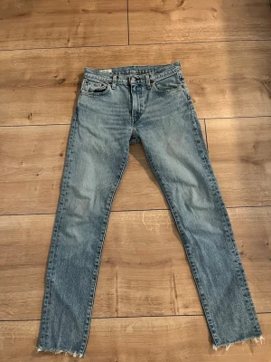 Levi's 512 - Säljer dessa Levi’s 512 med rå kant längst ner som syns på bilder. Storlek W29 L32. Hör av dig vid intresse eller vid minsta fråga.