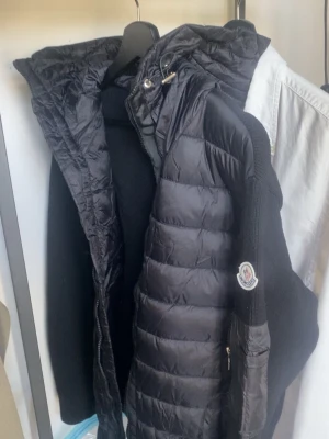 Moncler cardigan nfc - Säljer den här moncler cardigan som passar M som ni ser är den helt ny och alla tags stämmer den är svart ny pris runt 10k mitt priss 1799