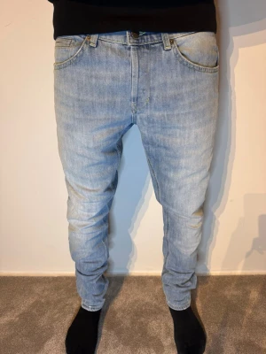 Dondup George Jeans - | Skick: 10/10 | Färg: Ljusblå | Modell: 172cm 64kg | Vad inkluderas: Enbart jeansen | Nypris: 3 600kr |
