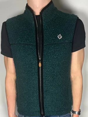 Morris fleece väst - Säljer en riktigt snygg och trendig Morris fleece väst i fint skick, storlek XS, vid frågor är det bara att skiva //Gramenti