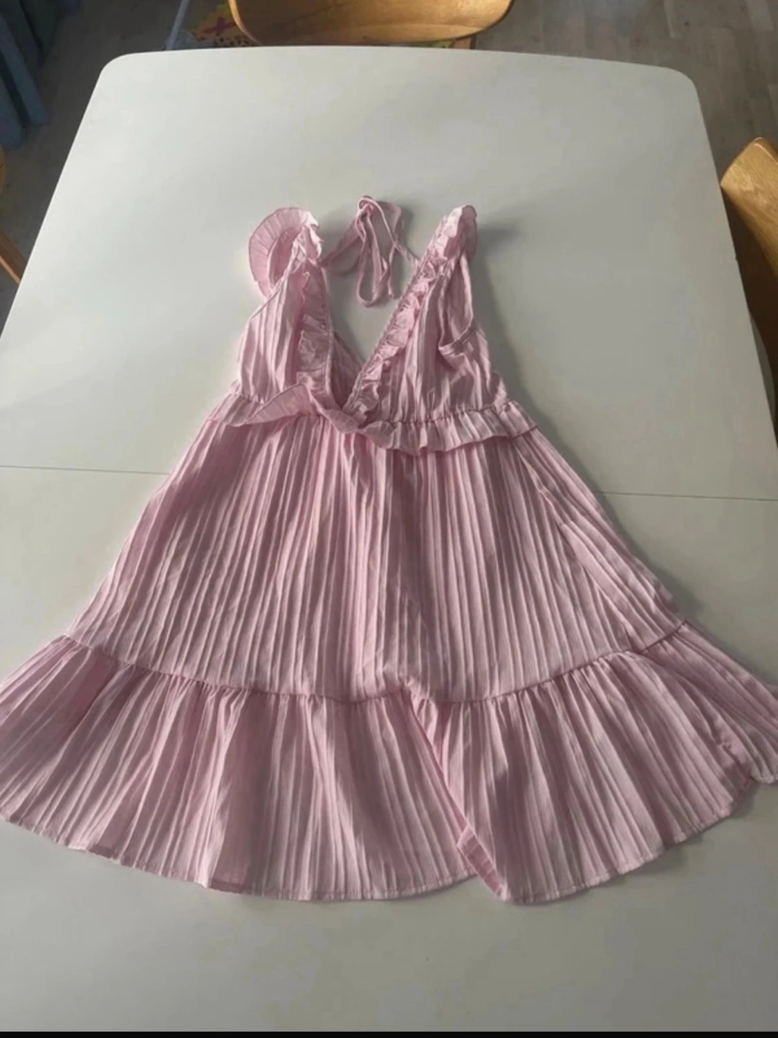 Kort rosa klänning med volang - 1