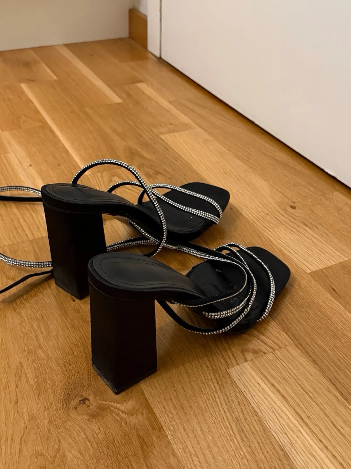 Svarta pumps med strass och blockklack - 1