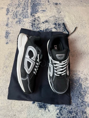 Svarta dior b30 - Svarta dior b30   Som på bilderna, dustbag tillkommer! storlek 45