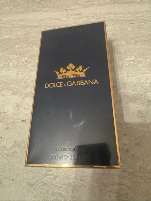 Dolce & Gabbana K Eau de Toilette 100ml (helt ny) – nypris ca 1 050 kr - Dolce & Gabbana K Eau de Toilette 100 ml. Helt ny och aldrig använd i originalförpackning. Nypris ca 1 050 kr i butik.
