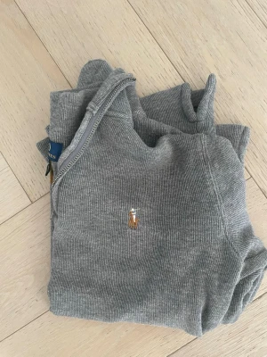 Polo Ralph Lauren tröja  - Stickad tröja i mycket bra skick. Inte använd många gånger. 