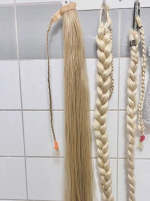 Fejk löshår / ser realistiska ut - Säljer alla 3 i ett köp. Enkla att styla och går att ha utsätt eller med flera flätor 