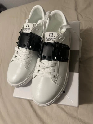 Valentino Open Sneakers Black Svart 41 skor - inget mer och säga ;) låda påse och skor kommer!! skriv vid frågor eller funderingar!! Fraktar imorgon, Först till kvarn förstås 😎 ~ helt nya 10-10