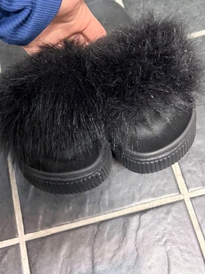 Fluffiga tofflor med platå - Klacken är ca 3 cm. Passar 36-37-38