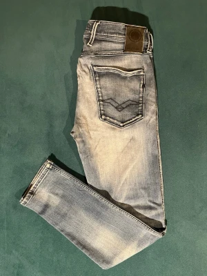 Replay Anbass - Snygga Replay Anvass jeans slim fit i snygg mellanblå tvätt. Strl 31/30. De är lite tunnare tyg på baksidan precis höger om mitten. Hör av dig vid fundering!                                 .                          🛑Kan gå ner i pris vid snabb affär!!