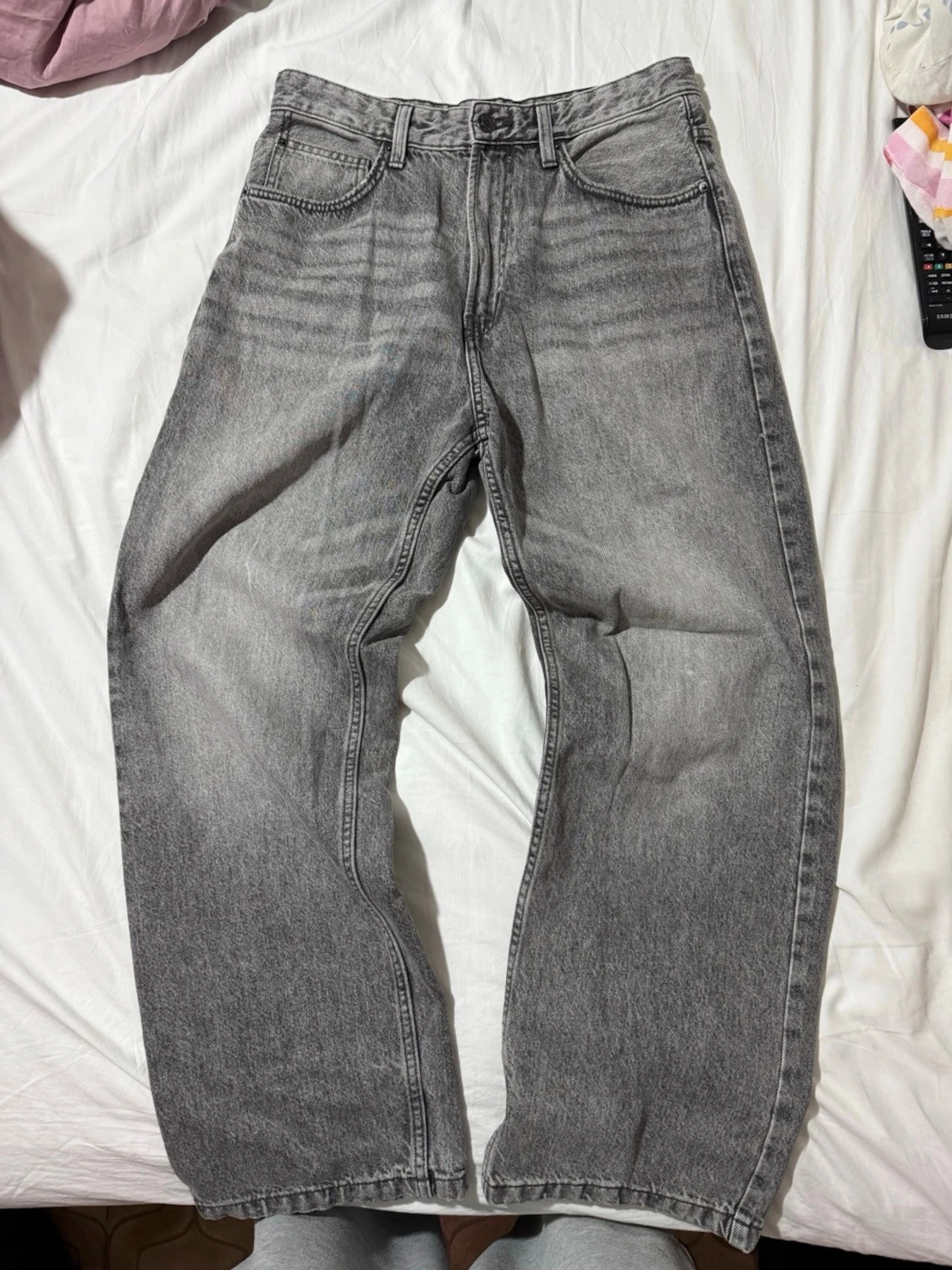 Gråa raka jeans med vintagekänsla