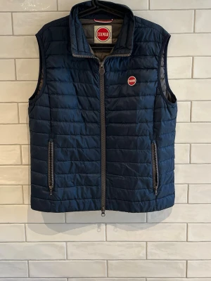 Colmar Vest - Colmar Vest | Storlek: 52/M | Färg: Mörkblå | Skick: 8/10, små märken av användning på framsidan | Nypris: 250€