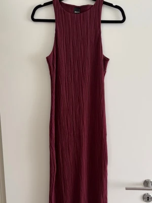 Gina Tricot klänning - Klänning från Gina Tricot, storlek S. Helt ny, aldrig använd. Prislapp sitter kvar. 