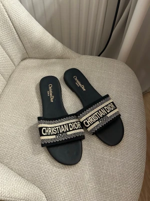 Tofflor/Sandaler - Storlek 39. Mycket bra skick!