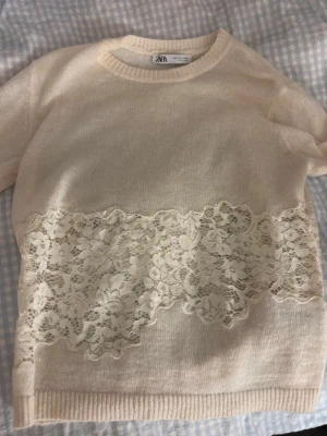  stickad tröja med spets från Zara -  skriv innan köp då jag är bortrest några dagar. Genomskinlig, storlek M men passar S. Endast använd 1 gång köpte på vinted helt ny. Tvättas innan det skickas. Färgen är typ vit/cremefärgad